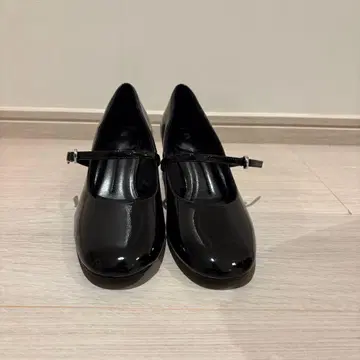 ZARA 블랙 에나멜 펌프스