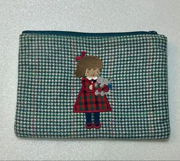 패밀리어 체크 무늬 자수 파우치
