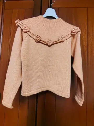 꽃 모티브 장식 오렌지 긴팔 니트