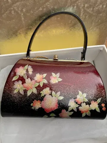 꽃무늬 장식의 일본 의류용 가방 후리소데 성인식