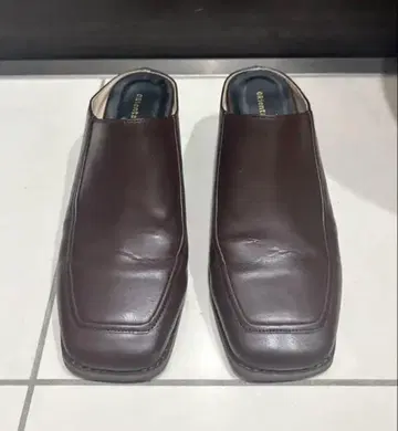 다크 브라운 가죽 뮬 중간 굽