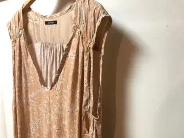 파드칼레 꽃무늬 슬리브리스 V넥 원피스