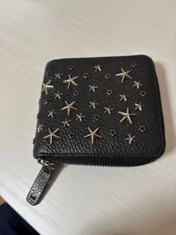 지미추 스터드 가죽 라운드 지퍼 이단 접이식 지갑