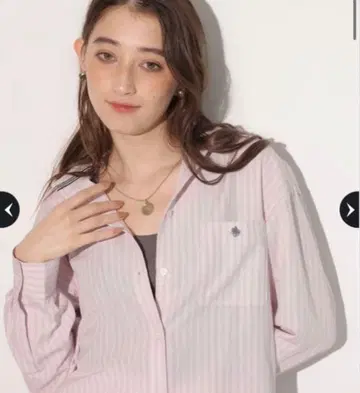 핑크와 화이트의 스트라이프 버튼 다운 셔츠