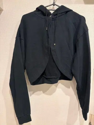 BASICKS 블랙 크롭 후드 후드티