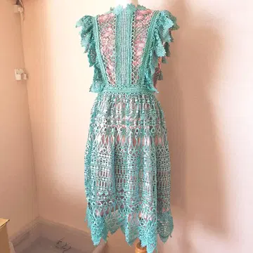 미사용 체스티 민트 그린 레이스 원피스 슬리브리스