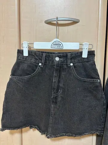 EMODA의 다크 그레이 프린지 밑단 미니 스커트