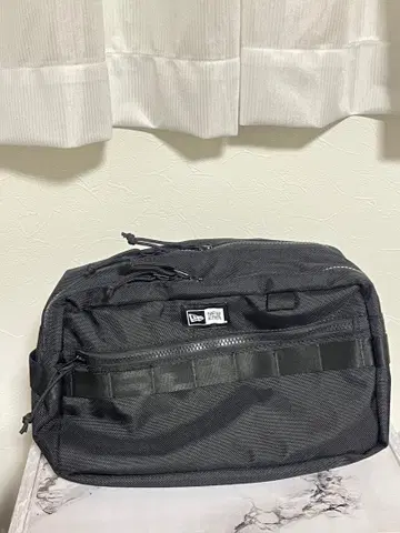 [가격 인하 가능] New Era 블랙 바디백