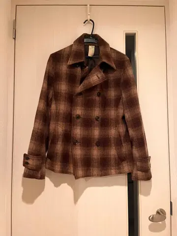 브라운 계열 체크 더블 브레스트 피 코트