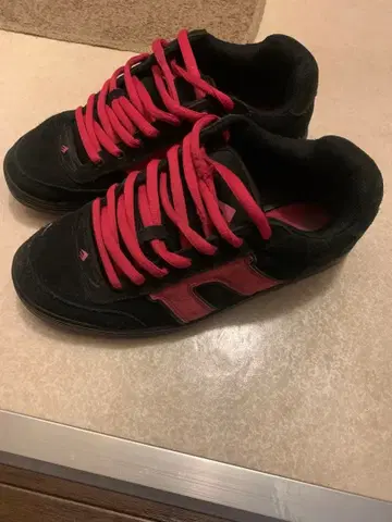 Emerica 스웨이드 스니커즈 블랙/레드