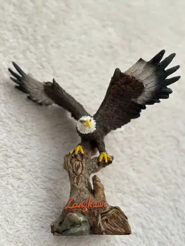 비상하는 독수리 피규어 Langkawi