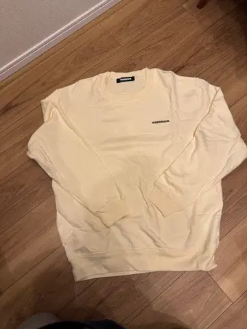 크림색 트레이닝복 TANGRAM