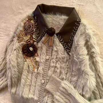 화려한 비쥬 퍼 가디건 인조 가죽 옷깃 x 로즈 모티브