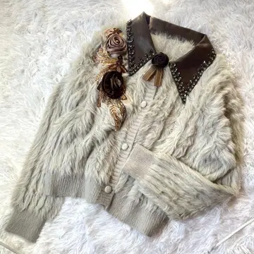 화려한 비쥬 퍼 가디건 인조 가죽 옷깃 x 로즈 모티브