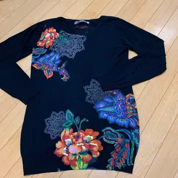 데시구알 꽃무늬 스팽글 코튼 스웨터