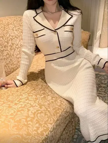 화이트 니트 원피스 긴팔 버튼 포함