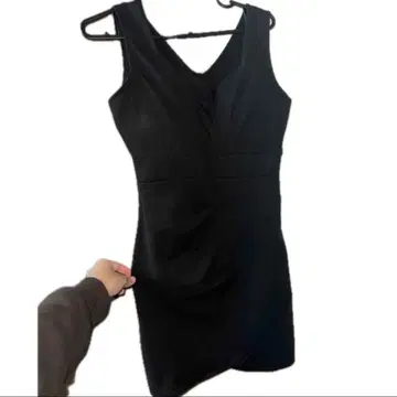 타이트 핏 블랙 V넥 드레스