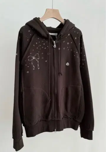 coyseio 브라운 풀 지퍼 후디 별과 리본 디자인