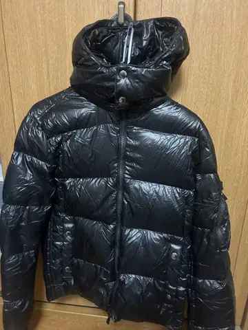 TATRAS 블랙 다운 자켓 후드 부착