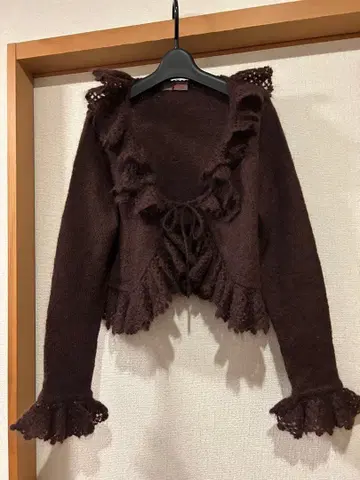 핑크하우스 프릴 달린 다크 브라운 가디건