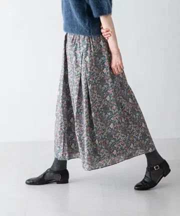 카구레 리버티 프린트 플레어 롱 스커트 블루