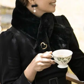 엠즈 그레이시 브로치 포함 인조 모피 스톨 베이지