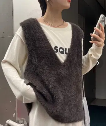 차오패닉 타이피 백 슬릿 에코 퍼 V넥 베스트 차콜 그레이