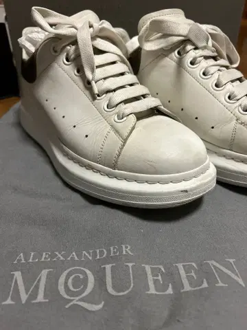 Alexander McQueen 통굽 스니커즈 화이트