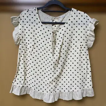 아이보리 도트 무늬 프릴 소매 슬리브리스