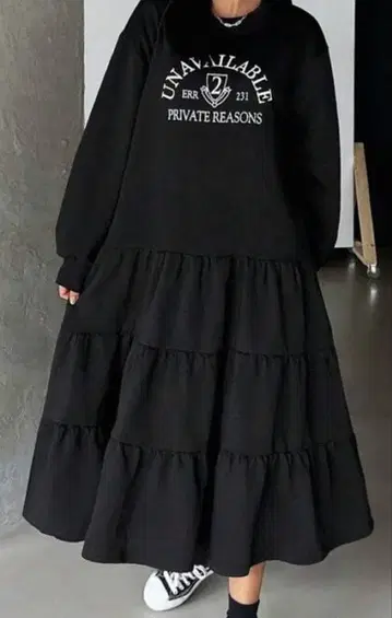 프릴 밑단 블랙 로고 프린트 맨투맨 원피스 블랙 속기모