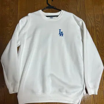 LA 로고 자수 화이트 맨투맨