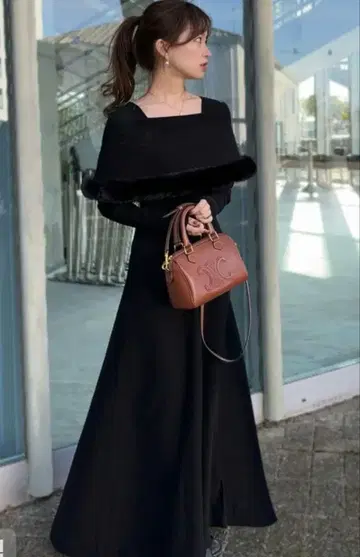 새상품 그레일 퍼 케이프풍 오프숄더 니트 원피스 M 블랙