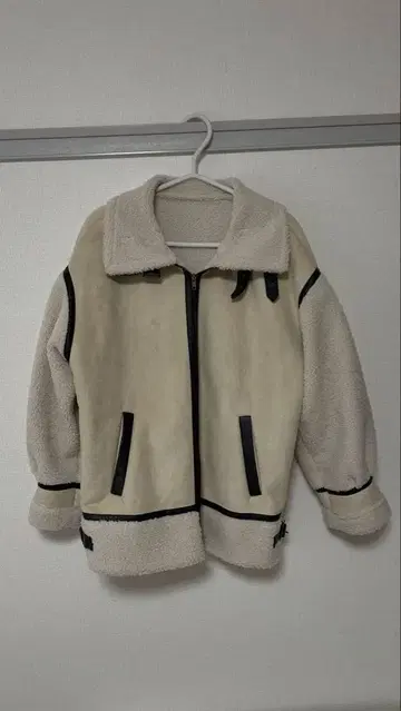 SPINNS 소매 절개 디자인 무스탕 플라이트 자켓 아이보리