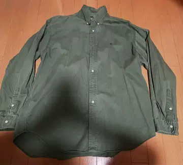 올리브색 버튼 다운 긴팔 셔츠
