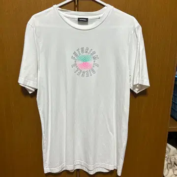 화이트 T셔츠 그래픽 프린트