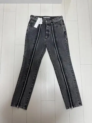 JOHN LAWRENCE SULLIVAN 블랙 지퍼 데님 팬츠