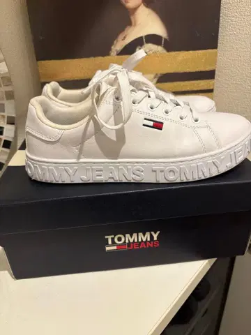TOMMY JEANS 화이트 스니커즈