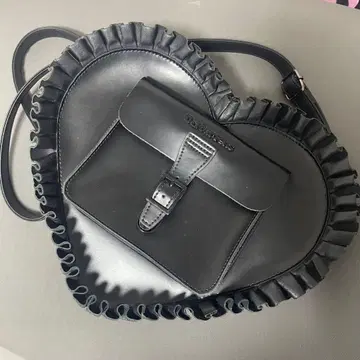하트형 프릴 숄더백 블랙