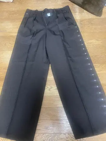 블랙 사이드 버튼 와이드 팬츠