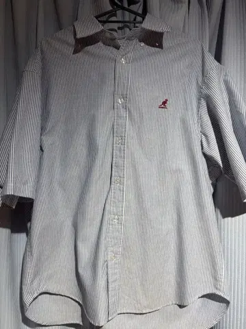 스트라이프 패턴 반팔 셔츠 로고 자수 포함