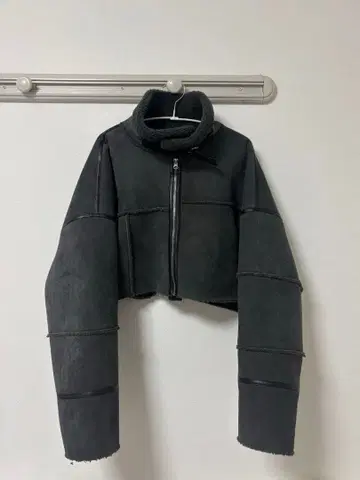 그레이 숏 기장 무스탕 코트