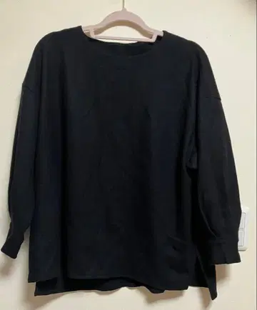 yuni 블랙 긴팔 티셔츠 슬릿 포함