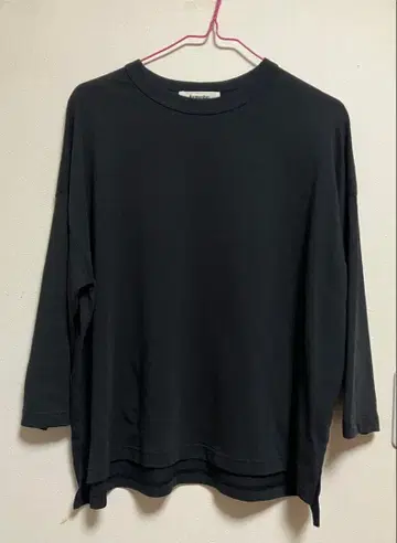 tumugu: 츠무구의 블랙 T셔츠