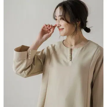 택 포함 새상품 엠마 테일러 이지케어 펄 키넥 플레어 슬리브 블라우스