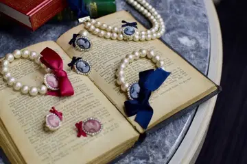 Maison de FLEUR 카메오 목걸이 귀걸이 블레스 네이비