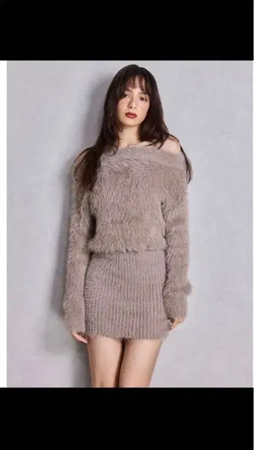 [새상품급] GYDA 오프숄더 퍼풍 샤기 니트 원피스