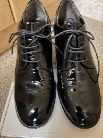 츠모리 치사토 블랙 레이스업 슈즈