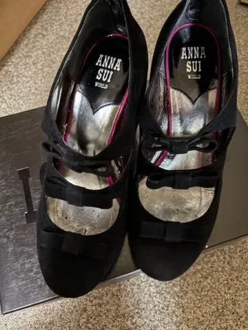 ANNA SUI 블랙 펌프스 중간 힐