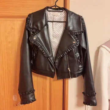 pium 하트 스터드 프릴 숏 라이더스