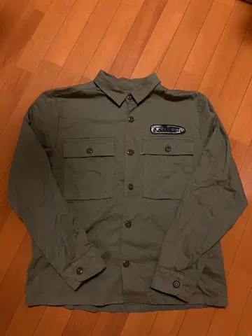 올리브색 긴팔 셔츠